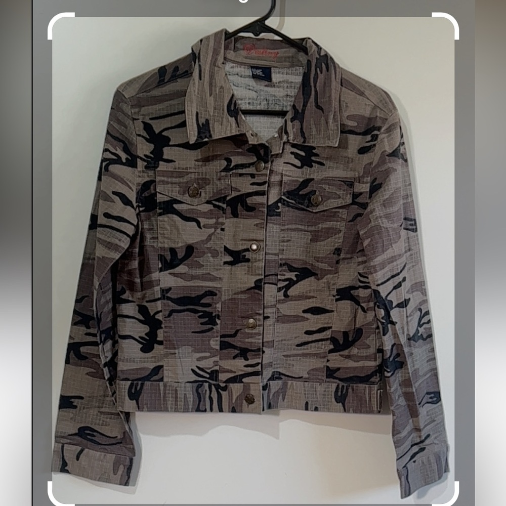 DESTINY WOMEN CAMO JACKET IN SIZE LARGE NO POCKETS